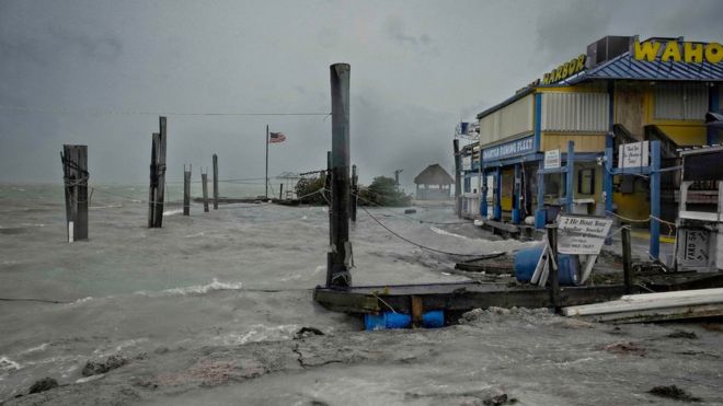 إعصار إيرما يضرب جزر فلوريدا بكل قوته _97739088_mediaitem97739085