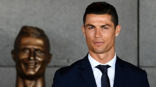 Dengan raut wajah percaya diri, bintang Real Madrid dan model Armani itu menghadiri peresmian bandara di pulau Madeira, Portugal.(Foto/AFP)