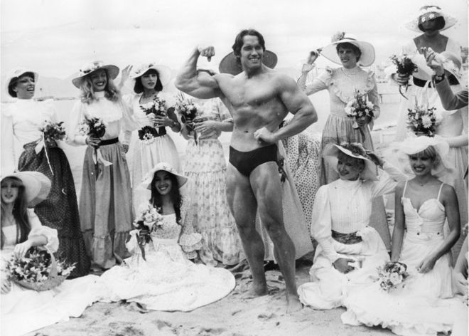 阿諾德·施瓦辛格在沙灘上「秀肌肉」(25/5/1977)