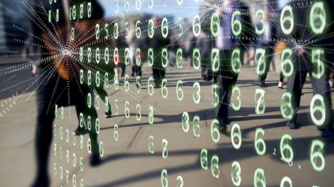 Homem caminha com imagem sobreposta de números indicando uma programação digital