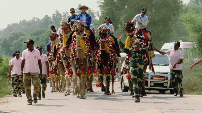 குஜராத்தில் இருந்து பஞ்சாப் மாநிலம் வரை இந்த பெண்கள் மேற்கொண்டிருக்கும் ஒட்டக ஊர்வலம் ஒரு சிறப்பு நோக்கத்திற்காக ஏற்பாடு செய்யப்பட்டுள்ளது.