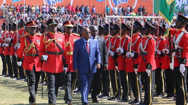 Rais Magufuli awatunuku kamisheni maafisa 422 wa jeshi.
