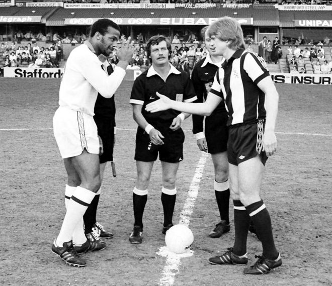 Cyrille Regis (izq.) y Len Cantello (der.) antes del saque del partido en 1979