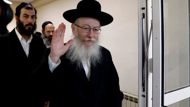 Israeli Health Minister Yakov Litzman waves to journalists after handing in his resignation during the weekly cabinet meeting in Jerusalem 26 November, 2017.
