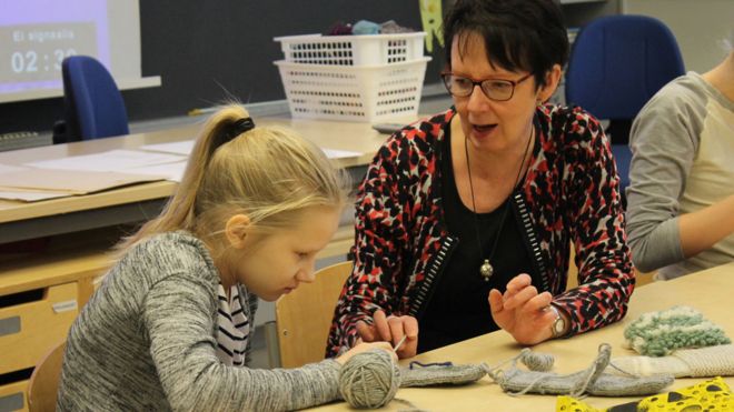 La profesora Riitta Huovila en clase de manualidades en Norssi, la escuela normal de la Universidad de Jyvaskyla.