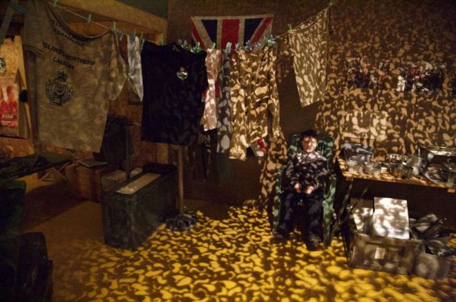 ஜேசன் சுப்ரூப்: "போவிங்கில் டாங்க் மியூசியத்தில் காணப்படும் இந்த புகைப்படத்தில் கவச வாகனங்களின் பொருட்கள் காட்சிப்படுத்தப்பட்டுள்ளன. அவை உருமறைந்து காணப்படுகின்றன."