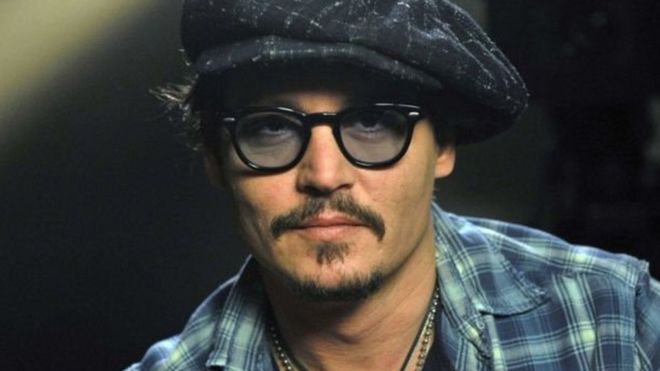 مزاعم حول استخدام جوني ديب سماعة في حوارات أفلامه