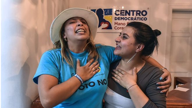 Dos jóvenes celebran la victoria del "no" a los acuerdos de paz.