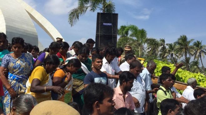 ஜெயலலிதாவுக்கு அஞ்சலி செலுத்த குழுமிய மக்கள் கூட்டம்