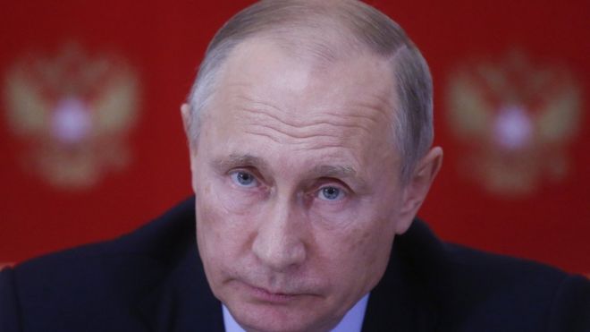 الرئيس الروسي فلاديمير بوتين يوقع قانونا يقيد عمل وسائل الإعلام الأجنبية في روسيا _98940429_hi042577252