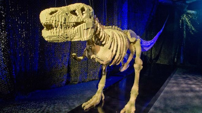 பிளாஸ்டிக் கட்டைகளை அடுக்கி செய்யப்பட்டது.