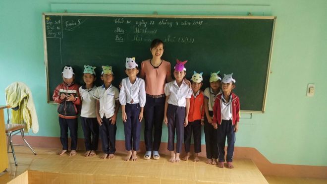 Giáo viên môn mỹ thuật Lê Thị Thu Hiền cùng các em học sinh dân tộc thiểu số ở một trường tiểu học huyện Krông Pắk