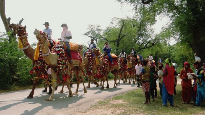 இந்திய விமானப்படை மற்றும் எல்லைப் பாதுகாப்புப் படை பி.எஸ்.எஃப்பில் பணிபுரியும் இந்தப் பெண்கள், எல்லையோர கிராமங்களில் வசிப்பவர்களுக்கு ஒரு சிறப்புச் செய்தியை கொண்டு செல்கின்றனர்.