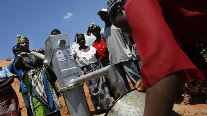 Des femmes mozambicaines puisent de l'eau d'une pompe nouvellement offerte par la Croix-Rouge en 2006 (illustration).