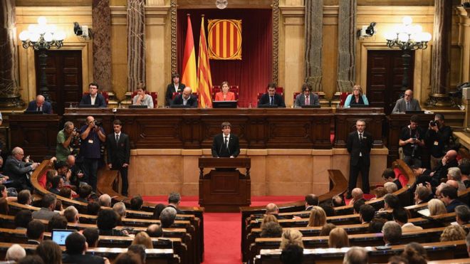Carles Puigdemont ante el parlamento catalán.