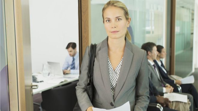 Mujer antes de una entrevista de trabajo