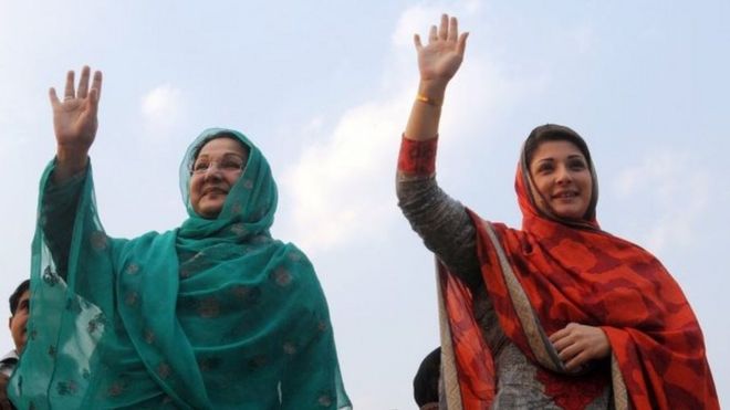 Maryam Nawaz (R), daughter and Kulsoom Nawaz (L) on 4 May 2013