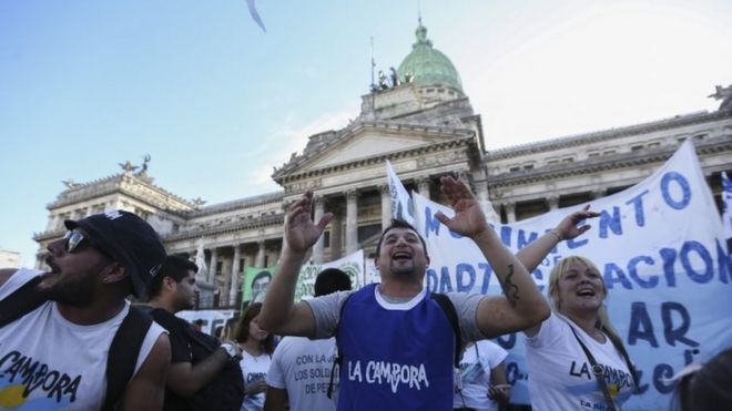 A group of people protest in front of the National Congress of Argentina in Buenos Aires, Argentina, 15 March 2016.