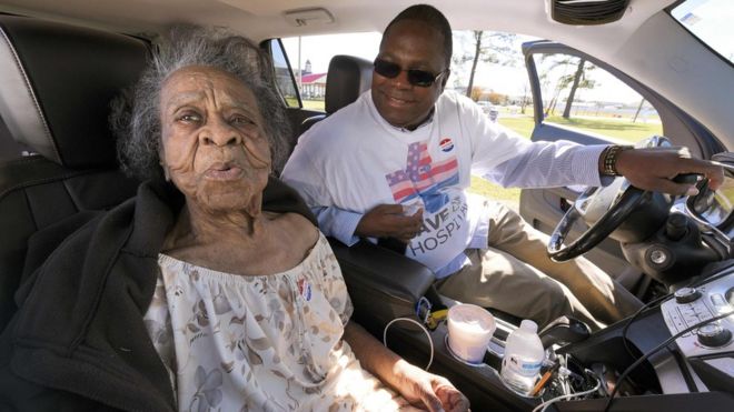 Una mujer de 100 años vota en Carolina del Norte