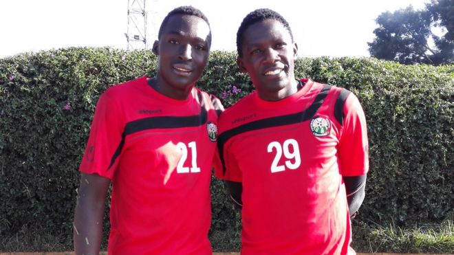 Makipa wa Kenya, Ian Otieno (Kushoto) na Boniface Oliech (Kushoto) wakiwa mazoezini
