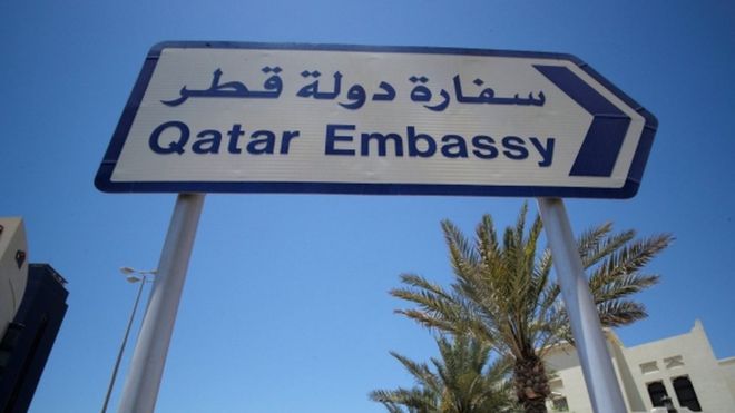 صور لعلامة طريق تشير لاتجاه سفارة قطر في المنامة (أرشيف)