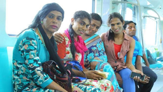 Funcionários transgêneros dentro de um dos novos ônibus do metrô de Cochin
