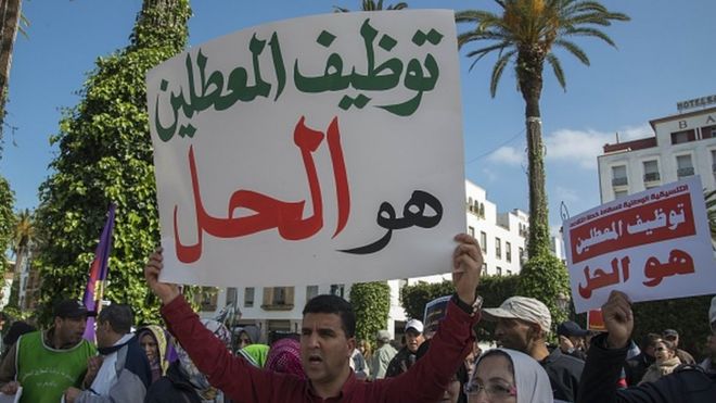 آلاف المغاربة يتظاهرون في الحسيمة بالمغرب _96113259_2