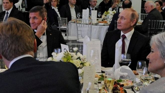 Michael Flynn (wa pili kushoto) na Rais Vladimir Putin (wa pili kulia) waliketi pamoja mjini Moscow mwaka 2015