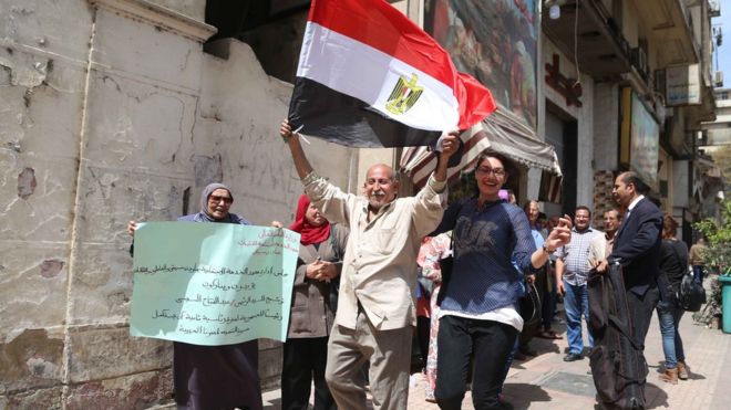 ناخبون يحتفلون أمام إحدى اللجان