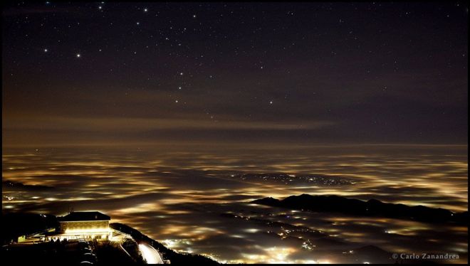 Orión sobre las luces y la niebla de la provincia de Treviso, en el noreste de Italia.