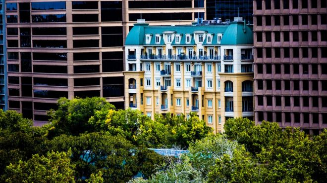 Edificio antiguo entre dos modernos