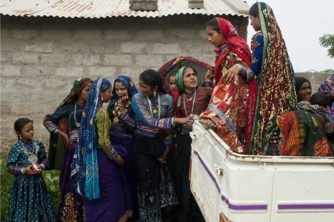 மணமகனின் உறவினர்கள் தனி வாகனத்தில் திருமணத்துக்கு வந்தனர்.