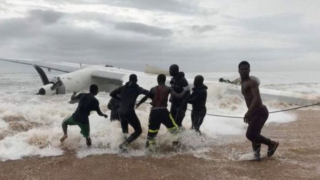 Mabaki ya ndege hiyo aina ya Turboprop yalisombwa hadi katika ufukwe ambapo waokoaji walionekana wakiwatibu watu walionusurika.