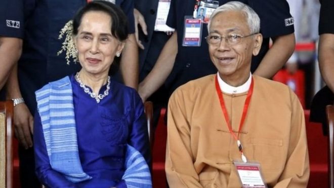 Kiongozi wa Myanmar mwenye mamlaka Aung Suu kyi na rais wa taifa hilo Htin Kyaw kulia