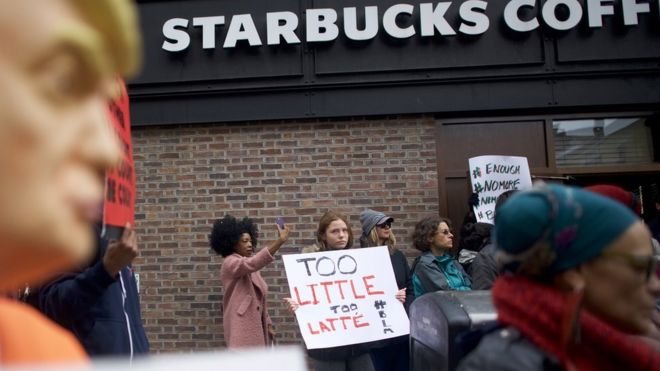 Philadelphia kentindeki Starbucks Pazar günü protesto edildi