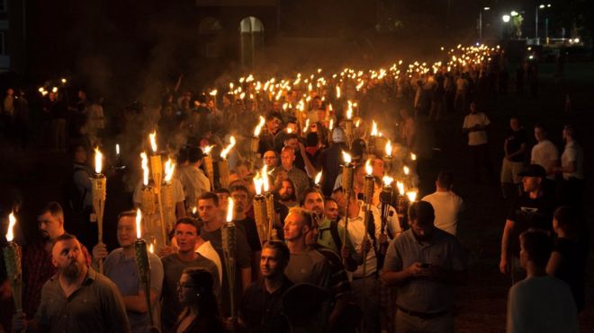Supremacistas e nacionalistas carregam tochas em protesto em Charlottesville, Virginia