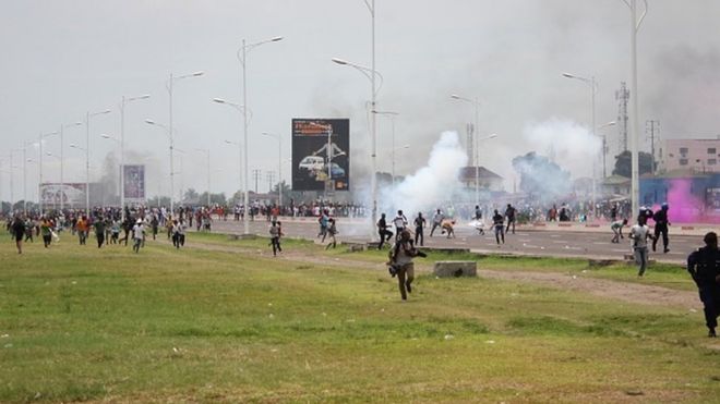 A Kinshasa, la police a tiré des gaz lacrymogènes et des balles réelles pour disperser des manifestations anti-kabila