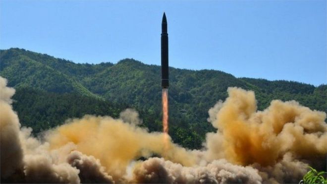 كوريا الشمالية: الصاروخ الجديد يمكنه ضرب جميع أنحاء الولايات المتحدة _98983479_8f48438e-e96e-4493-af58-8bd0a7d986ac