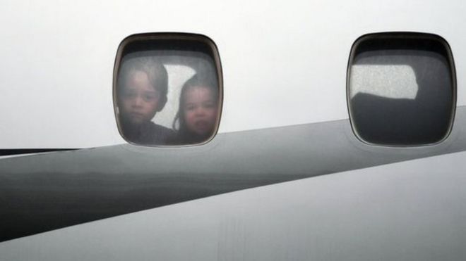 飞机抵达华沙后，乔治小王子和夏洛特小公主从舷窗向外眺望。