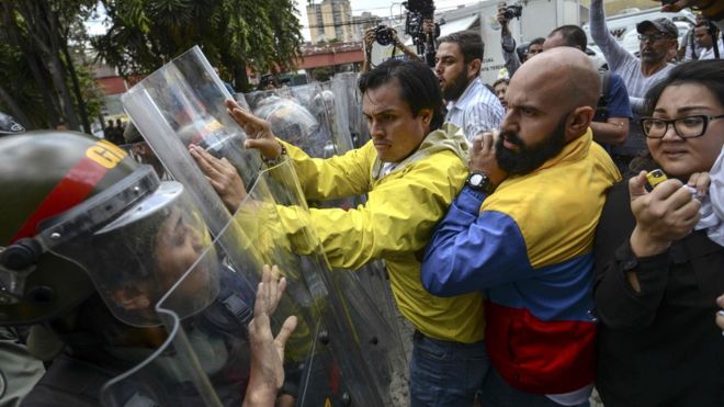 Embate entre forças de segurança e manifestantes na Venezuela