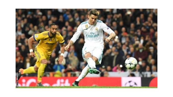 Cristiano Ronaldo akipiga mpira wavuni