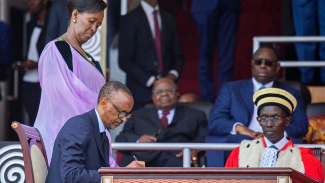 Kagame akitia saini hati ya kiapo baada ya kuapishwa mjini Kigali