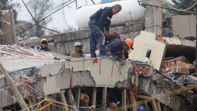 Rescatistas buscan sobrevivientes en la escuela Enrique Rébsamen.