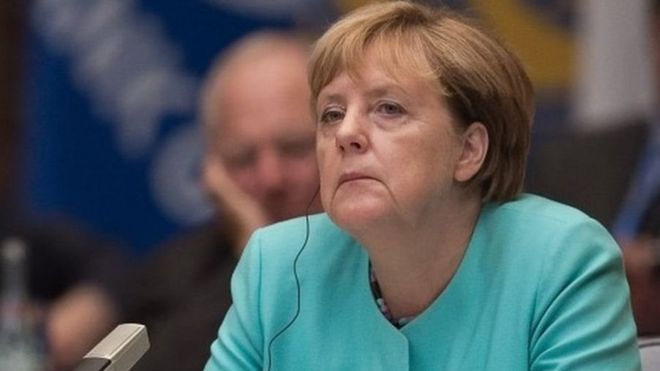 Umaarufu wa Bi. Merkel umekuwa wa hati hati tangu aliporuhusu zaidi ya wakimbizi milioni moja kuingia Ujerumani