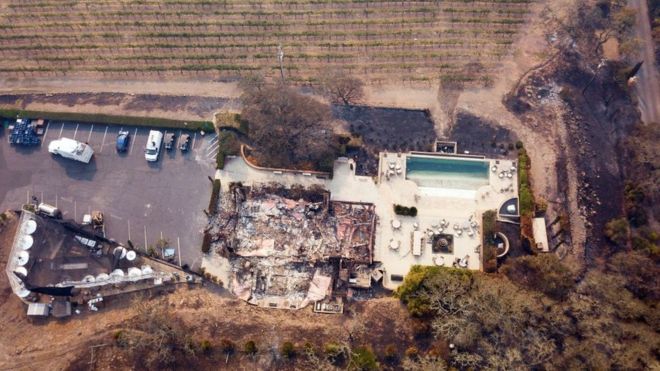 De acuerdo con los reportes de los bomberos, cuatro empresas vinícolas quedaron destruidas y hay más de 91.000 casas y negocios sin electricidad.