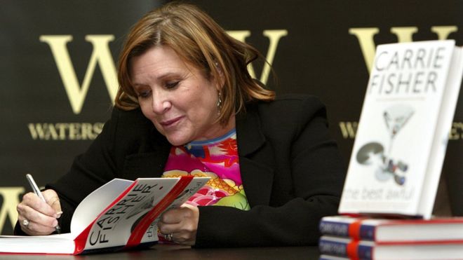Carrie Fisher firma su libro The Best Awful en un evento promocional en Londres el 20 de febrero de 2004