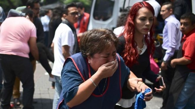 Una mujer llora después del sismo en Ciudad de México