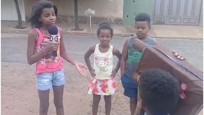 Resultado de imagem para Menina de 11 anos viraliza com reportagens de brincadeira para denunciar problemas da periferia