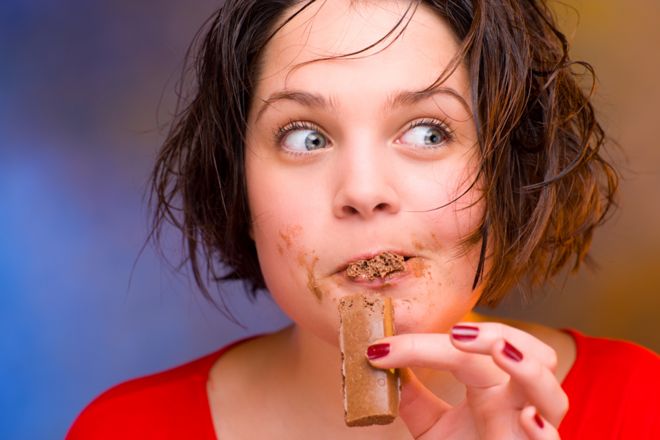 Mujer comiendo chocolates