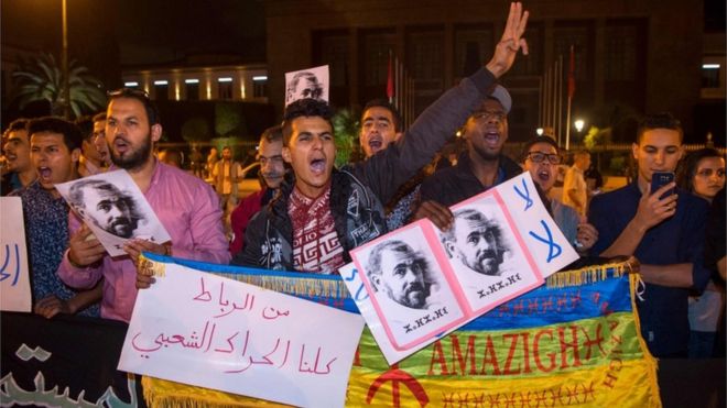 محتجون يحملون صورة ناصر الزفزافي